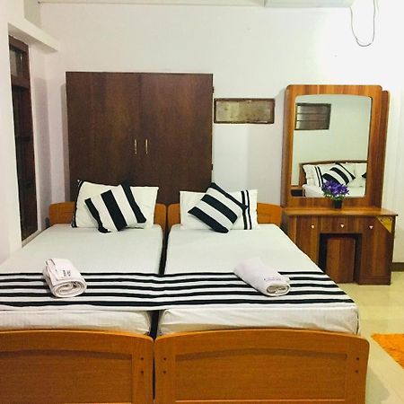 Aura City Hostel Anuradhapura Buitenkant foto