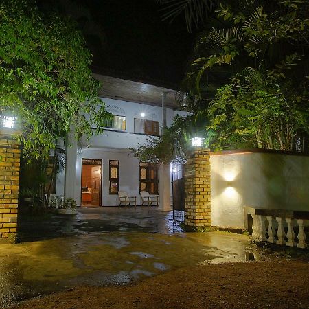 Aura City Hostel Anuradhapura Buitenkant foto