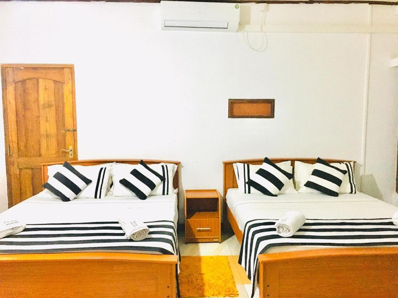 Aura City Hostel Anuradhapura Buitenkant foto