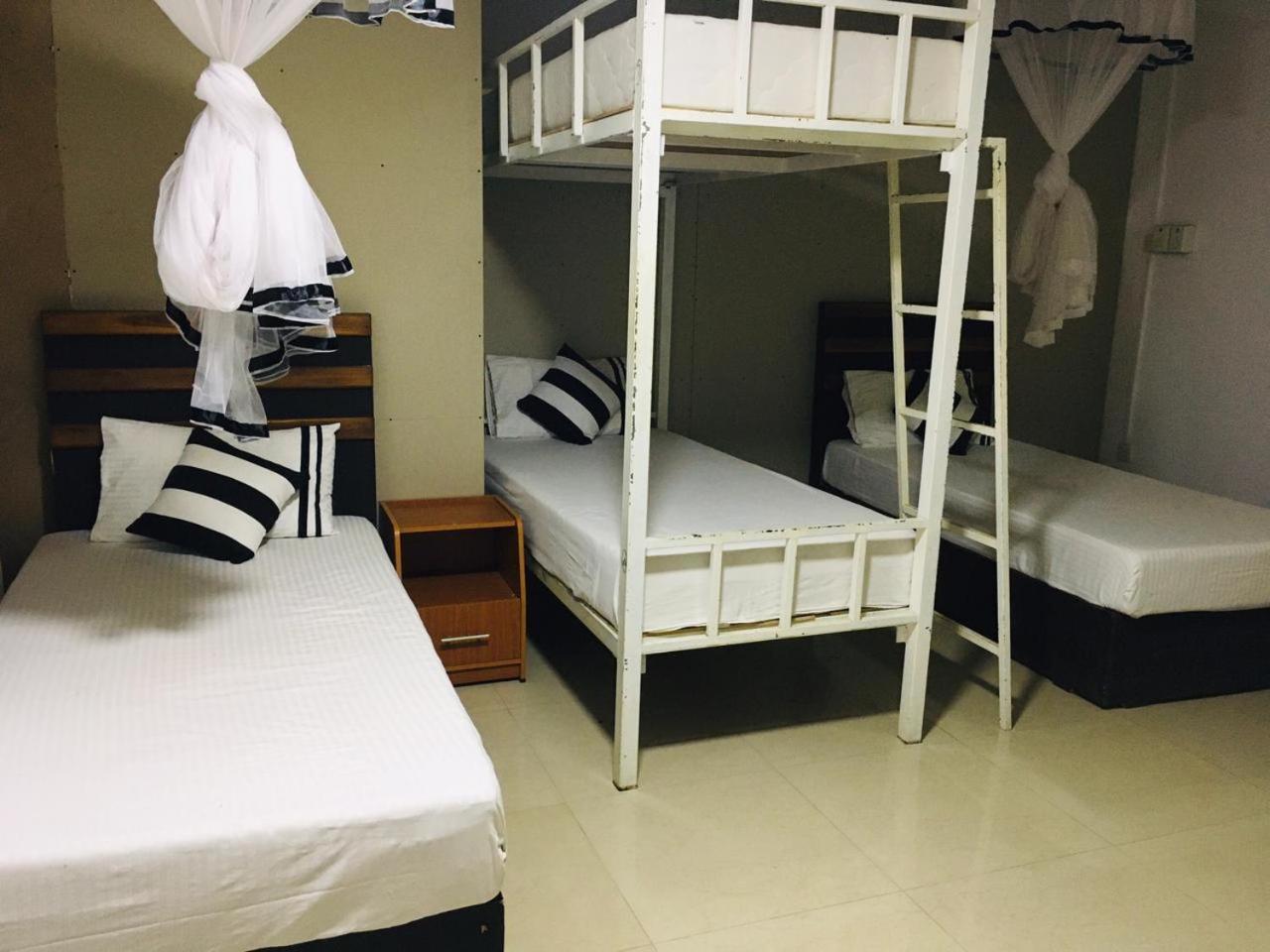 Aura City Hostel Anuradhapura Buitenkant foto
