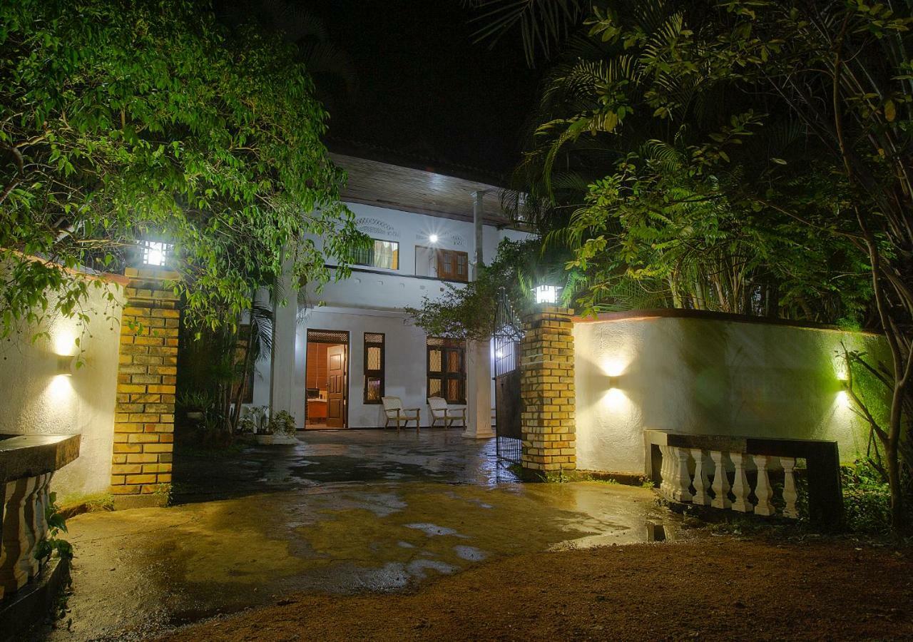 Aura City Hostel Anuradhapura Buitenkant foto